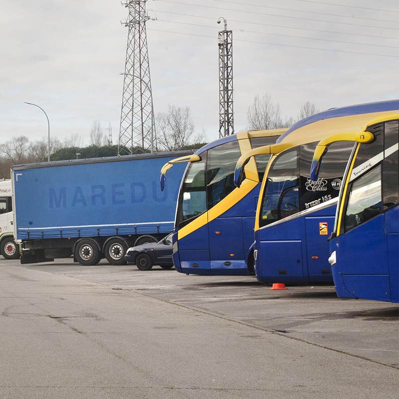 Servicios de la CTOVIEDO. Aparcamiento de camiones y autobuses en la Ciudad del Transporte de Oviedo.